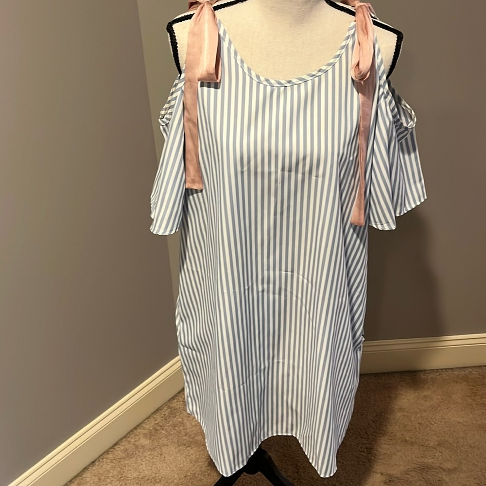 Carole Christian White and Blue Cold Shoulder Flutter Sleeve Mini Dress